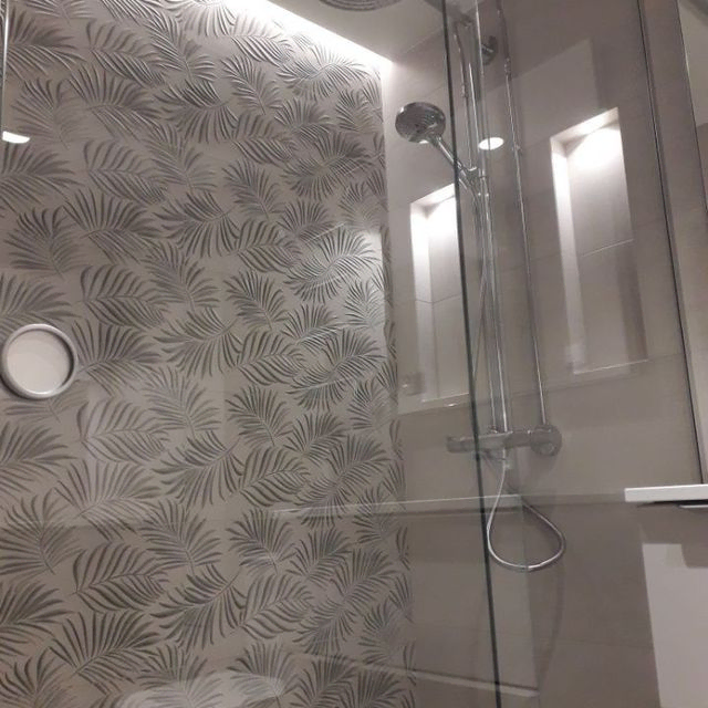 Kuvioitu koristelaatta suihkun seinässä